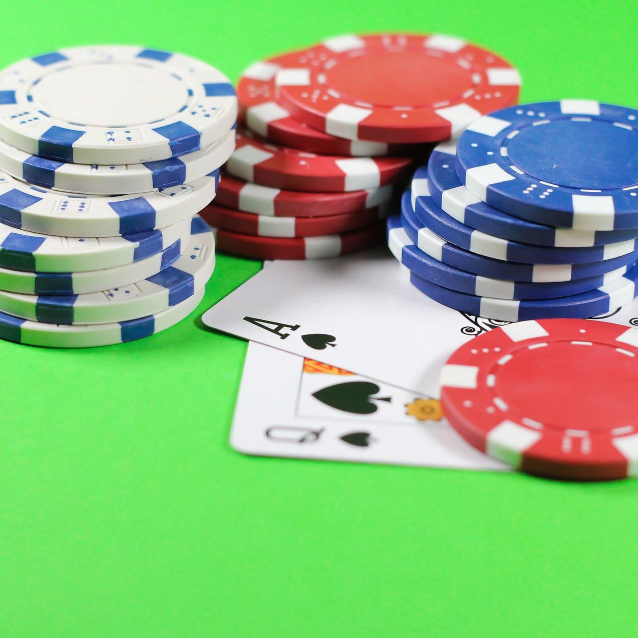 Evolution Gaming live dealer blackjack table with multi-camera feed on ds007
